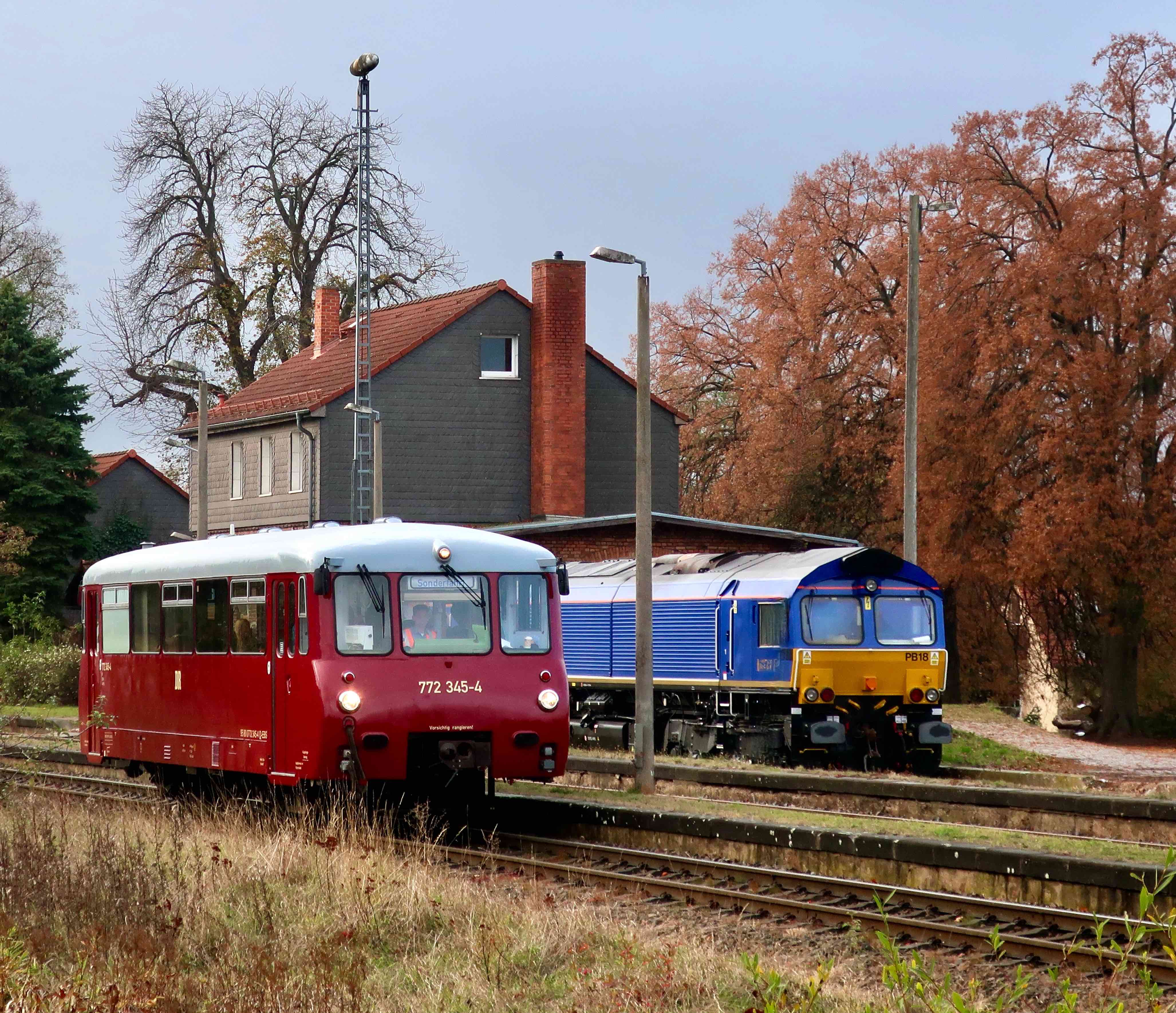 Sonderfahrt des Triebwagens 772 345 der EBS als DPE 61425 von Emleben nach Gotha am 02.11.2029 anlässlich einer Modellbahnausstellung der IG Hirzbergbahn im Bürgerhaus